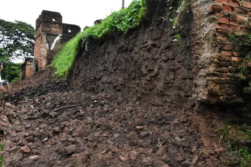 Şiddetli yağışlara dayanamayan 750 yıllık antik kentin duvarı çöktü