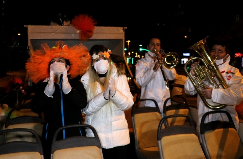 Adanalılar Portakal Çiçeği Karnavalı’nı balkonlarda kutladı