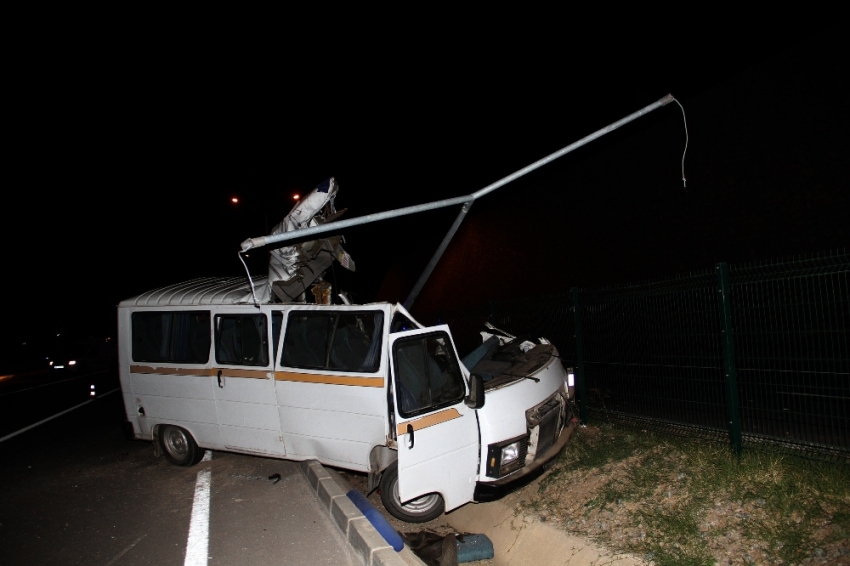 Minibüs elektrik direğine çarptı: 2 ölü