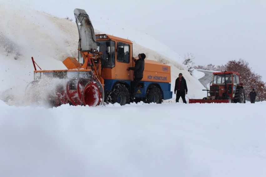 Karla kapanan köy yolları 24 saat aralıksız çalışılarak açıldı