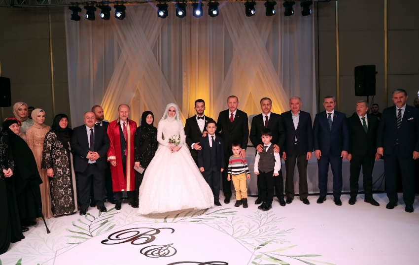 Erdoğan, Fatih Belediye Başkanının kızının nikah şahidi oldu