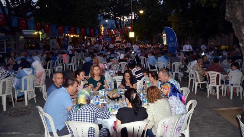 Tarihi Cumhuriyet caddesinde 12 bin kişilik iftar