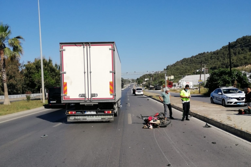 Motosikletle kamyon çarpıştı: 1 ağır yaralı