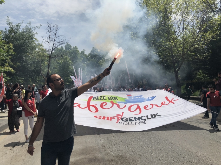 CHP’nin 19 Mayıs yürüyüşünde partililer birbirine girdi