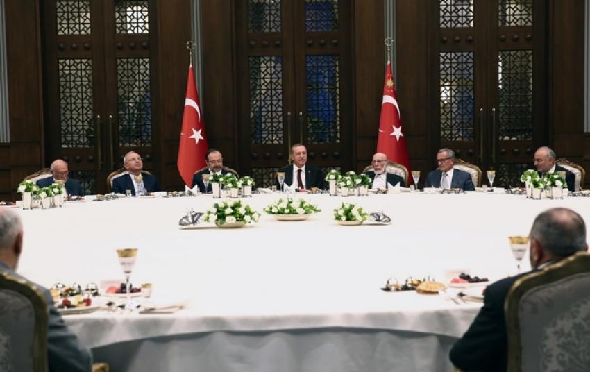 Erdoğan iftar yemeğinde ilim adamlarını ağırladı