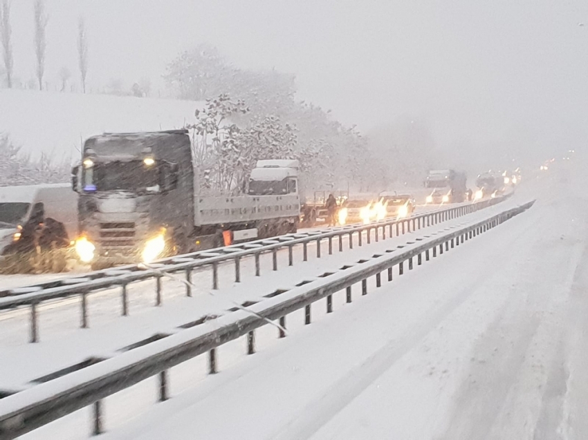 Kar geçit vermedi: Karadeniz’i İstanbul’a bağlayan yol kapandı