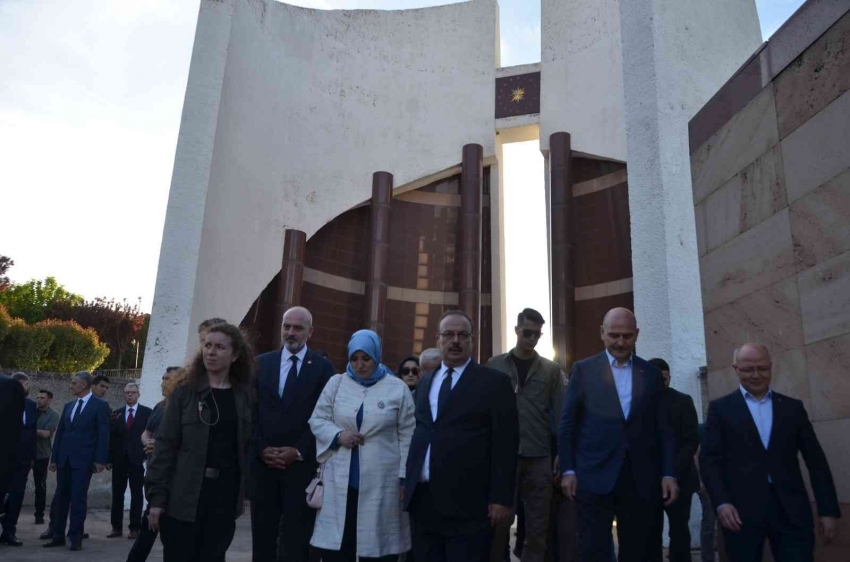 İçişleri Bakanı Soylu, 3. Cumhurbaşkanı Celal Bayar’ın anıt mezarını ziyaret etti