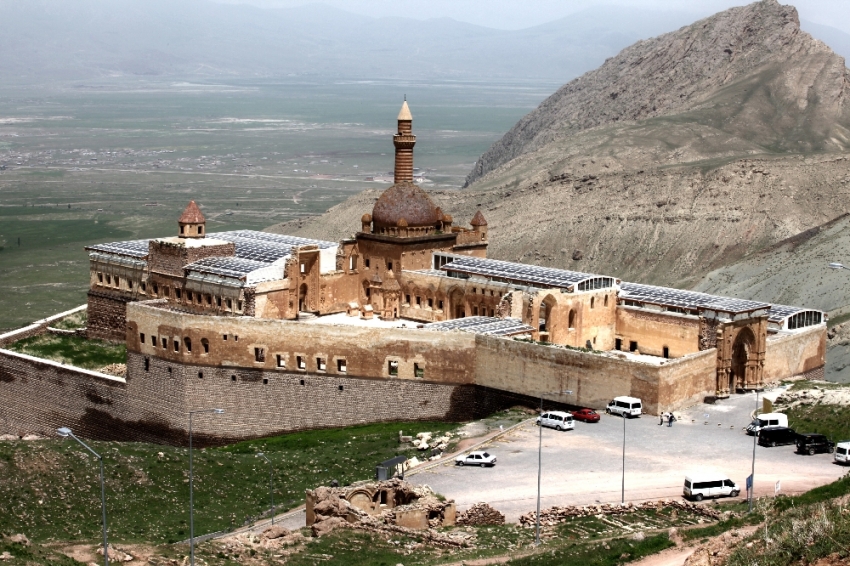 İshak Paşa Sarayı’na turist akını
