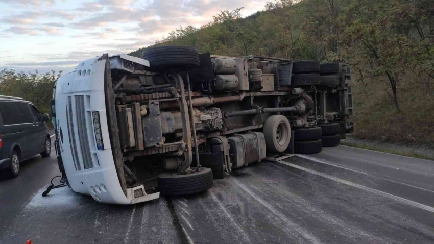 Bursa’da kamyon devrildi: 2 yaralı