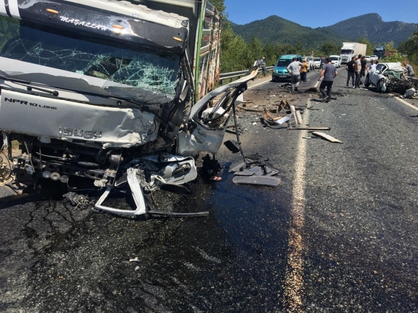 Otomobille kamyon çarpıştı: 2 ölü, 3 yaralı