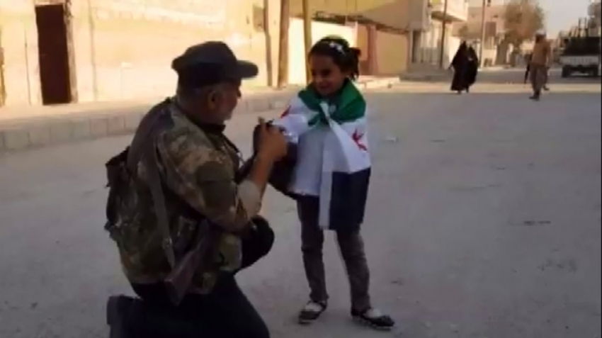 SMO askerleri Tel Abyad’da sevinçlerini halk ve çocuklarla paylaştı