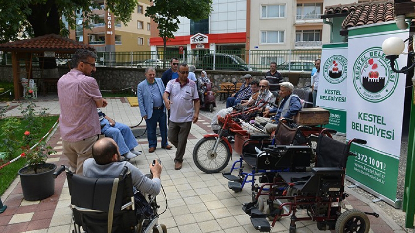 Kestel Belediyesi'nden engelli vatandaşlara akü takviyesi