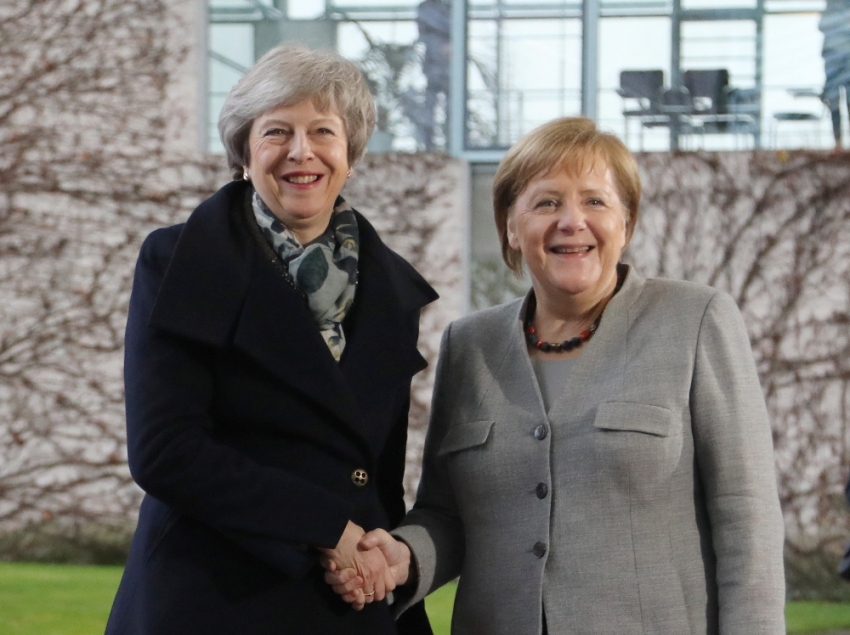 Theresa May, Almanya Başbakanı Merkel’le görüştü