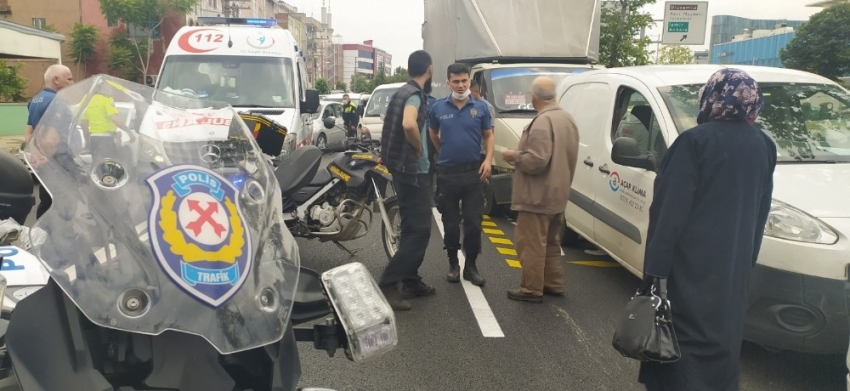 Bursa'da kadın yola atladı, 5 araç birbirine girdi