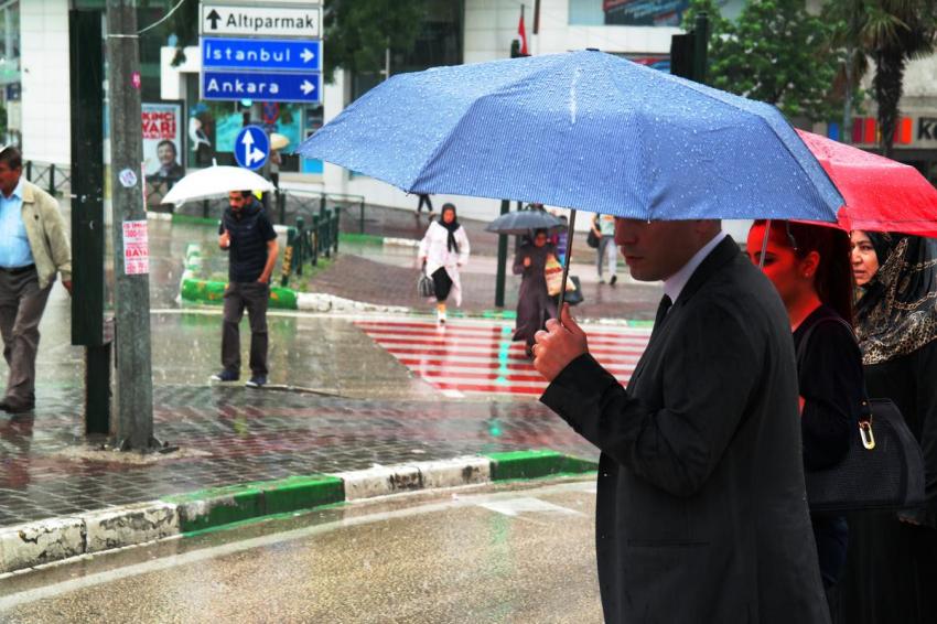 Bursa'da şiddetli yağış yol kapattı