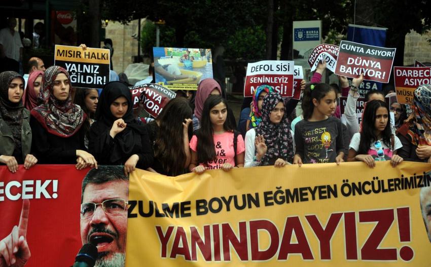 Bursa'da Mursi'nin idam cezası kararına protesto