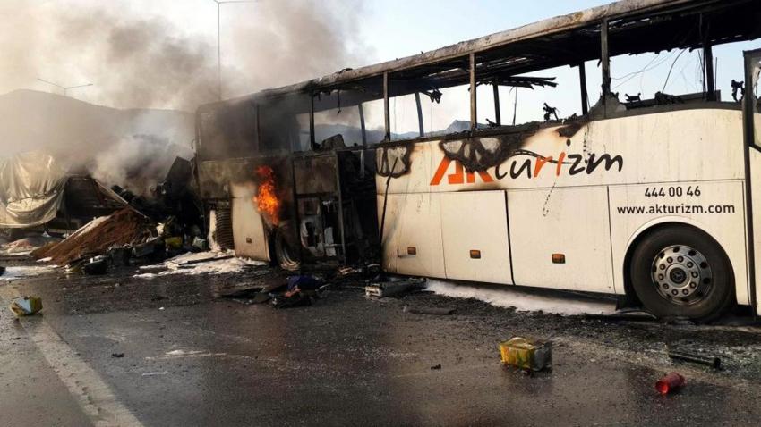 Bursa'da TIR yolcu otobüsüne çarptı ve...