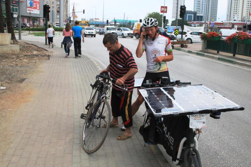 Güneş enerjili bisikletiyle ülke ülke geziyor