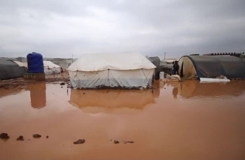 İdlib’te mülteci kampı sular altında