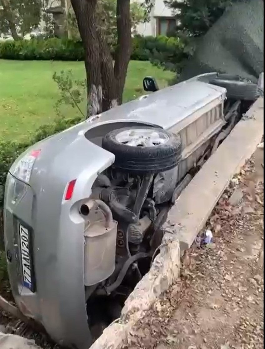 Kontrolden çıkan otomobil site bahçesine düştü