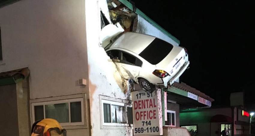 ABD’de aşırı hızla giden araç binanın ikinci katına girdi