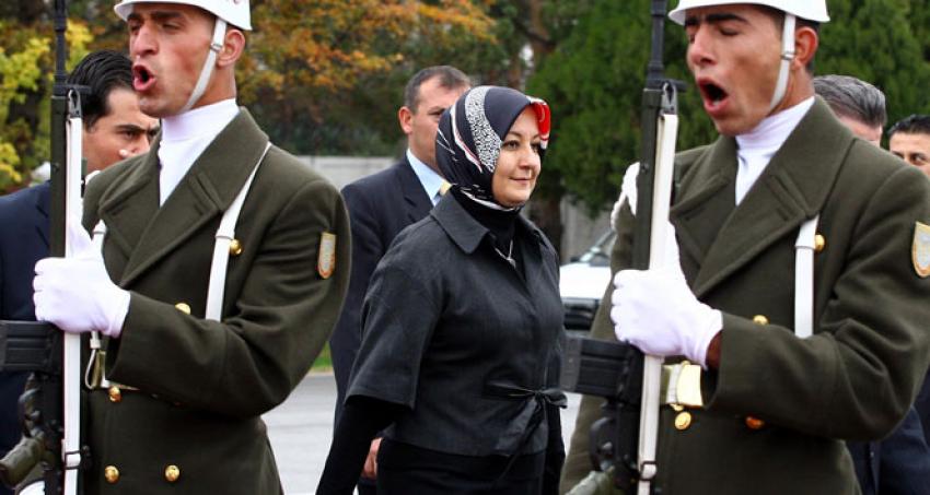 Abdullah Gül'ü kızdıran teklif: Eşiniz başını açsın heykelini dikeriz