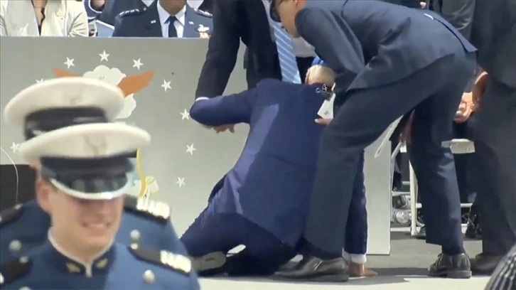 ABD Başkanı Biden, askeri akademi öğrencilerinin mezuniyet töreninde sahnede yere düştü