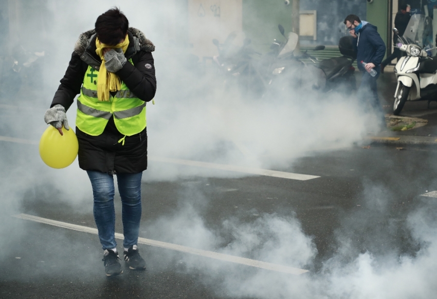 Protestolarının yıl dönümünde sokağa inen Sarı Yeleklilere polis müdahalesi
