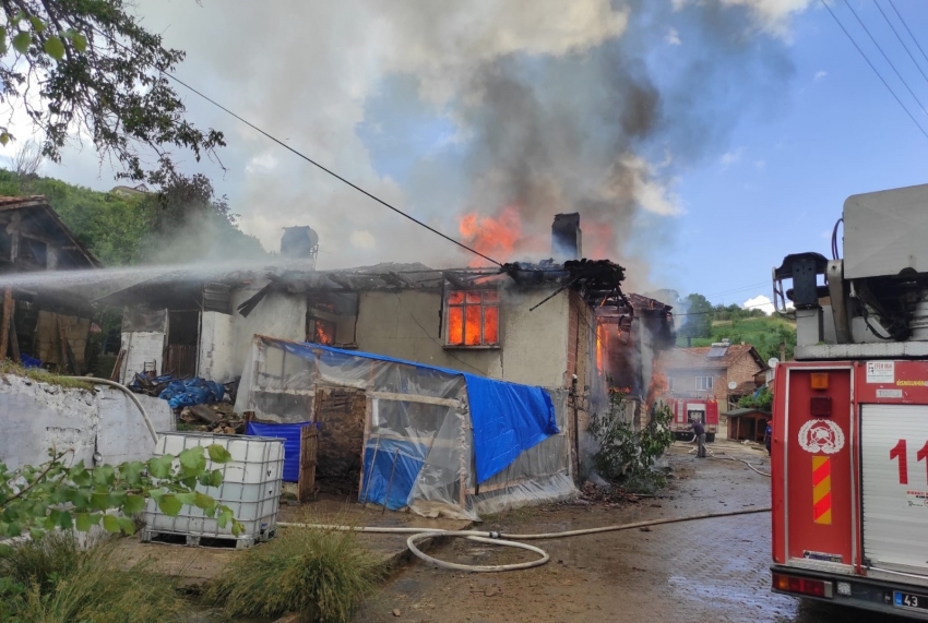 Yangın: 2 ev ve 1 samanlık kül oldu