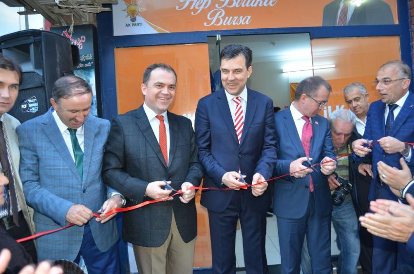 Esgin Mustafakemalpaşa’da iki seçim ofisi açtı
