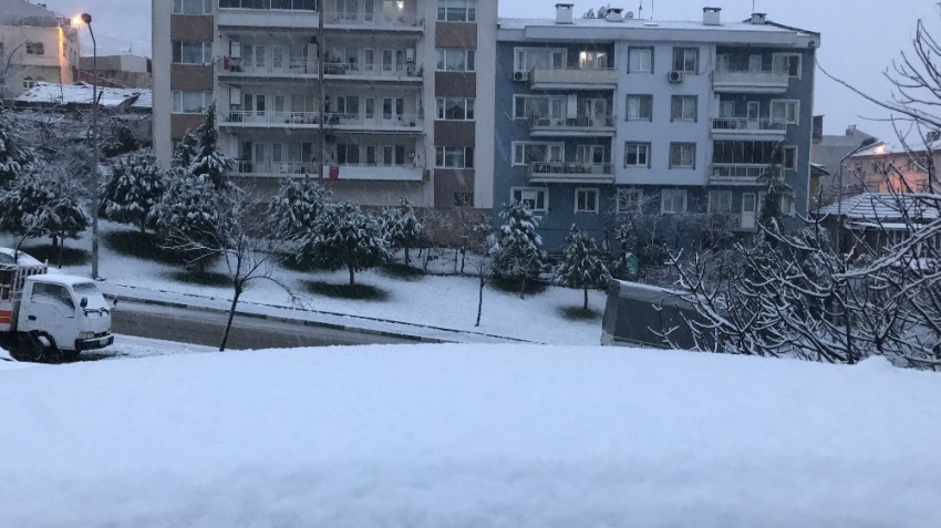 Bursa şehir merkezinde kar yağışı