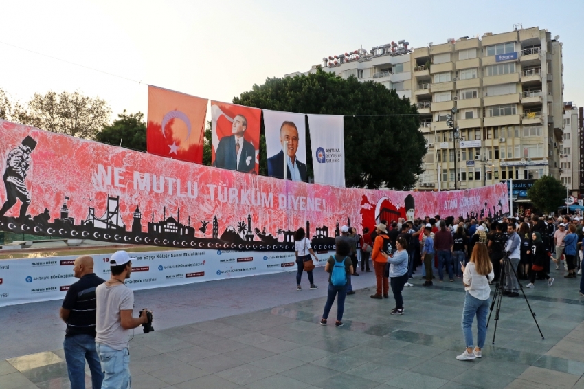 Atatürk’ün ölümünün 81. yıl dönümünde 81 metrekarelik dev ebru