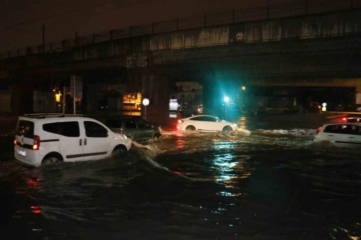 Adana’da gece bastıran sağanak yağış yolları göle çevirdi
