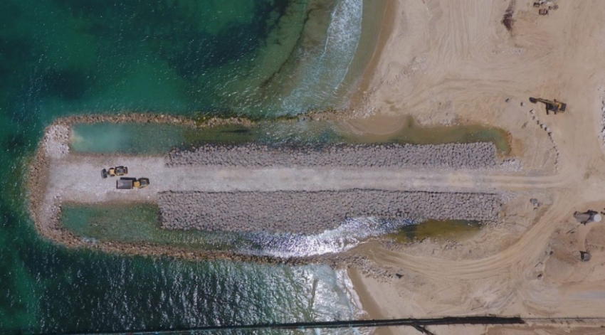 Gazze sınırında deniz duvarının inşası sürüyor