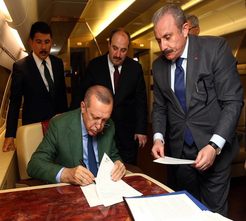 Cumhur İttifakı protokolünü uçakta imzaladı