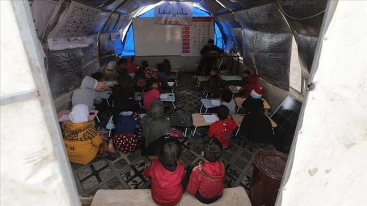 Afrin kırsalında depremlerde okulsuz kalan çocuklar, çadır sınıflarda ders görüyor