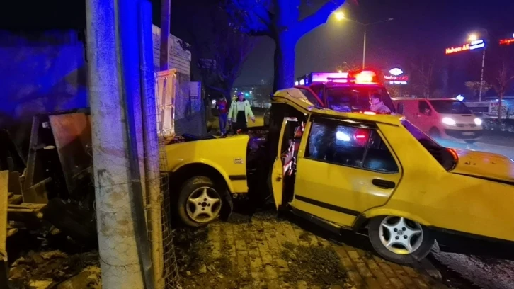 Bursa'da ağaca çarpan otomobil ikiye bölündü: Yaralılar var