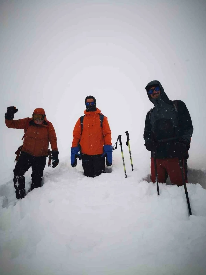 Ağrı’da dağcılar kar ve tipi engeline takıldı
