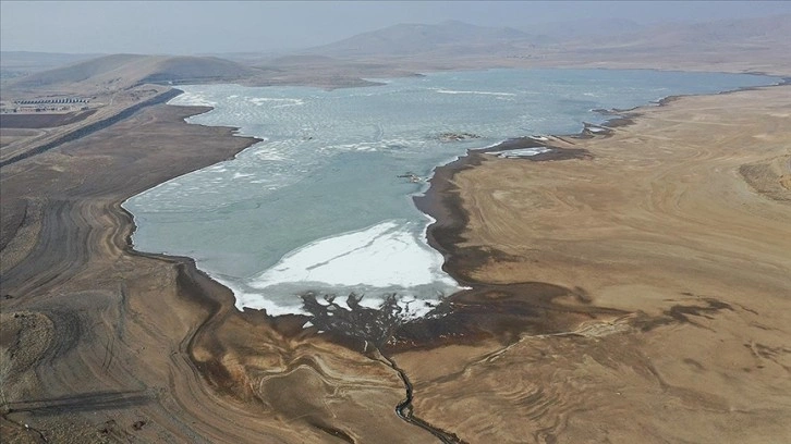 Ağrı'da içme ve tarımsal sulamada kullanılan Patnos Barajı'nın suyu çekiliyor