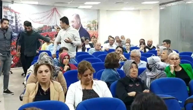 AK Partili vatandaş, AK Partili eski belediye başkanına yüksek harcamaları sorunca salondan atıldı 