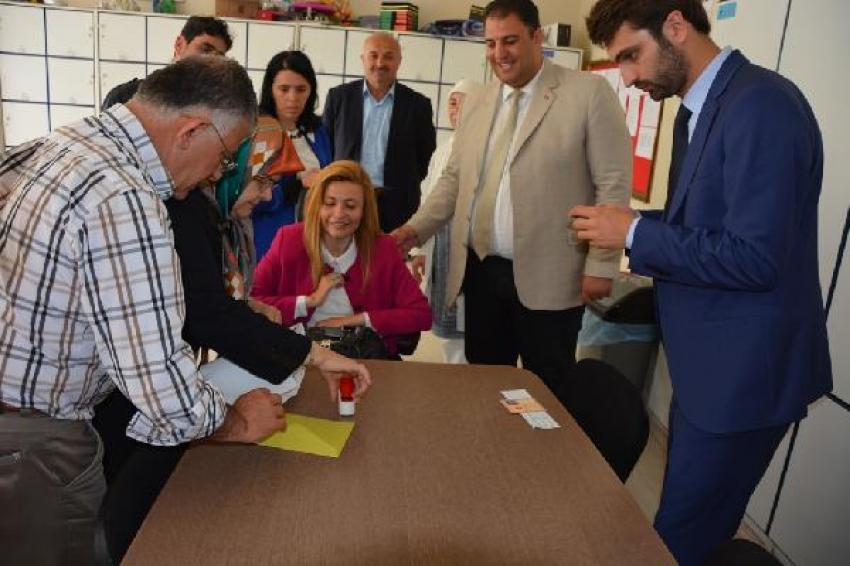 AK Parti'nin engelli milletvekili adayı oyunu kullandı