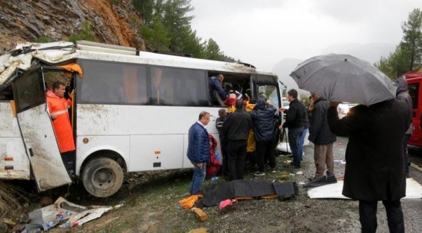 Antalya'da tur midibüsü devrildi: 1 ölü, 17 yaralı
