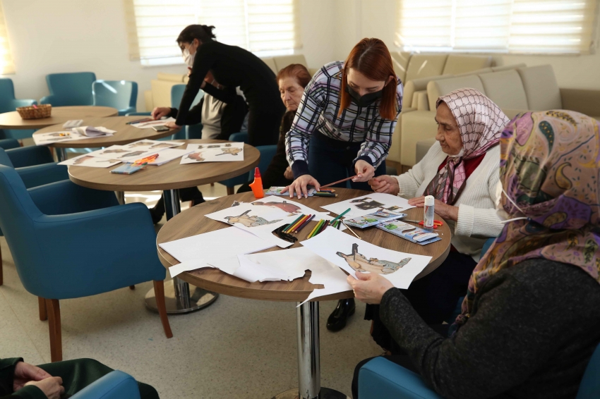 Bursa'da alzheimer hastaları kolaj atölyesine katıldı