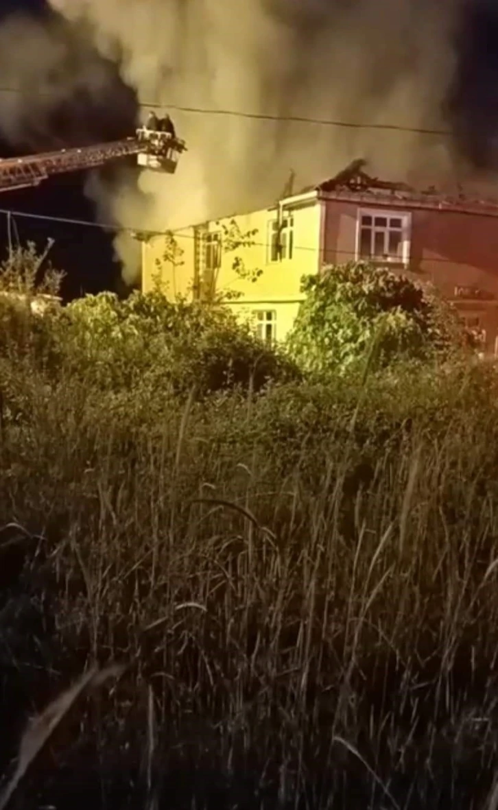 Alaplı’da 2 binanın çatı katı alev alev yandı
