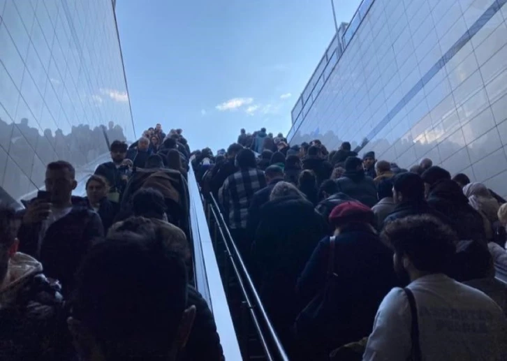 Altunizade’de metrobüs arızası: Durakta insan seli oluştu
