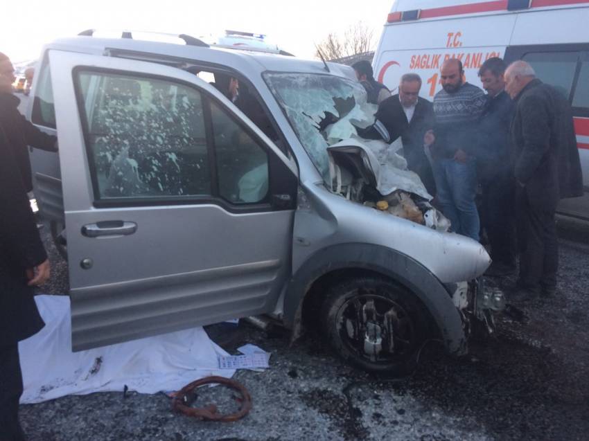 Ambulans ile araç çarpıştı: 4 ölü