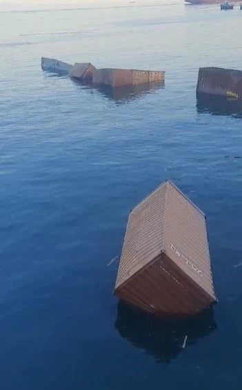 Ambarlı Limanı’nda yanlış yükleme yapılan gemide konteynerler denize düştü
