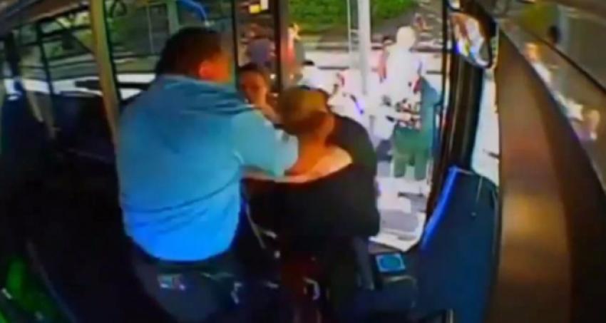 Anne-kız otobüs şoförüne saldırdı