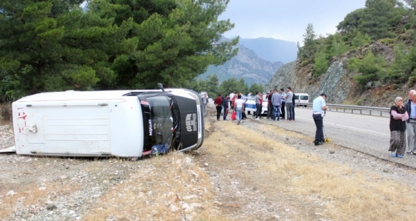 Antalya’da servis minibüsü devrildi: 5 yaralı