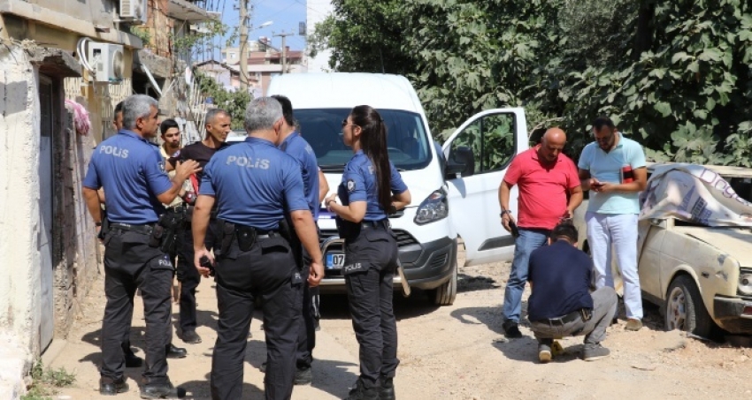 Antalya'da iki aile arasındaki kavgada silah ve kılıçlar konuştu: 3 yaralı